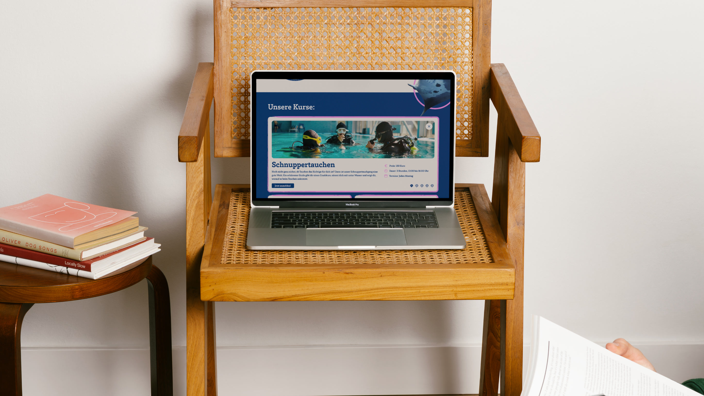 Laptop mit dem Webdesign für das Turtle Diving Resort auf einem Holzstuhl